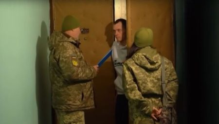 ЦНАП та е-кабінет не врятують від ТЦК: чоловікам все ж таки доведеться йти до військкома