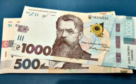 Українцям різко підвищать податки: у Кабміні проговорилися скільки забиратимуть із зарплат