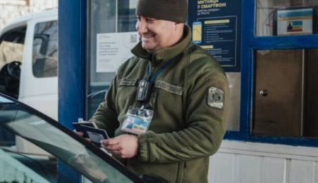 Виїзд за кордон по-новому: без якогось документа українців тепер розгорнуть