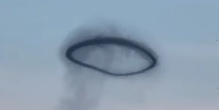 У небі над Китаєм з’явилося таємниче «чорне коло»: ніхто не знає, що це таке (фото)