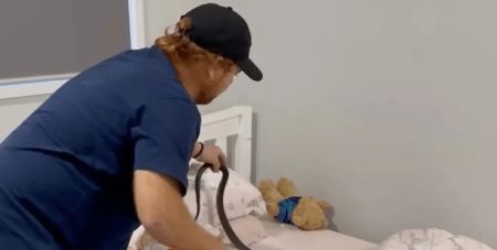 Прикидалась іграшкою: батьки знайшли у ліжку своєї доньки смертоносну змію (фото)