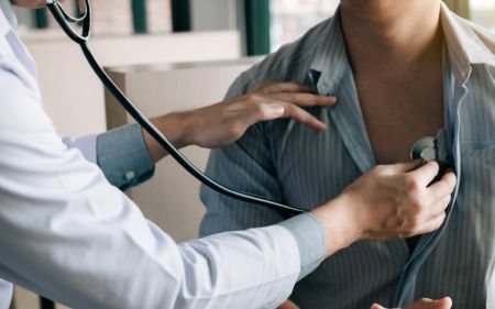 Лікарі назвали симптоми, які можуть з’явитись задовго до інфаркту: нетипові ознаки нападу