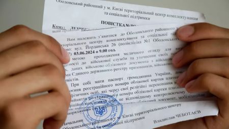 Чи будуть надсилати повістки українцям за кордоном