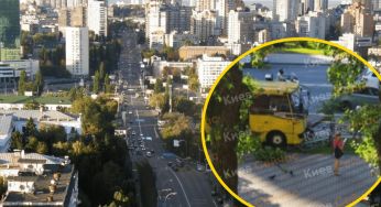 У Києві маршрутка з людьми влетіла в паркан: що відомо, фото