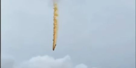 Люди біжать у паніці: у Китаї поруч із житловим районом упала космічна ракета (відео)