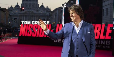 Трохи переплутав: Том Круз спробував сісти в машину прем’єра Великої Британії Ріші Сунака