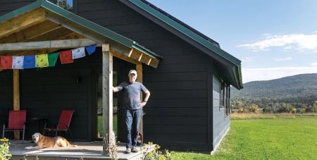 Пенсіонер побудував будинок, який генерує більше енергії, ніж споживає (фото)