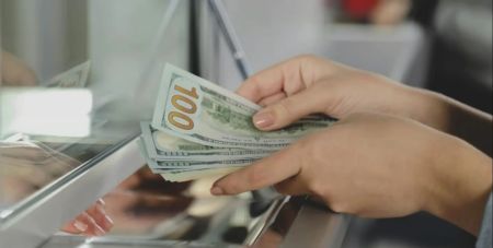 Врятуватись від девальвації: українці купують рекордні обсяги іноземної валюти