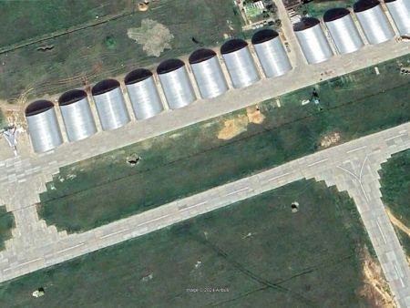 Росіяни будують ангари для своїх бойових літаків за 300 км від України. ФОТО