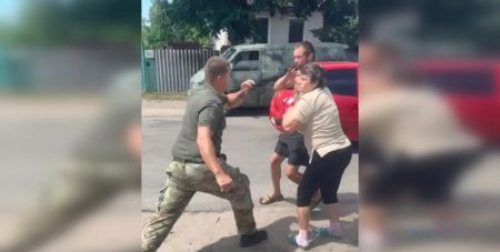 Кидалися та лаялися: на Харківщині сталася бійка між ТЦК та цивільними (відео)
