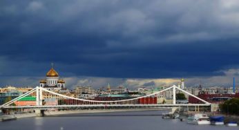 “Спізнився на пором?”: у районі Кримського мосту оголений чоловік влаштував заплив
