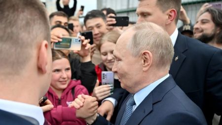 Хотів бути ближчим до народу: Путін зганьбився під час візиту до Якутська
