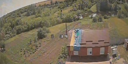 Жителі Бєлгородської області вивісили на дах будинку прапор України (відео)