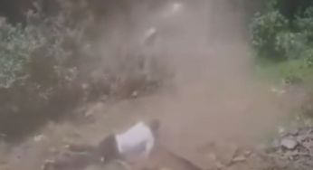 Водій вистрибнув із машини за мить до того, як вона впала з гори – відео
