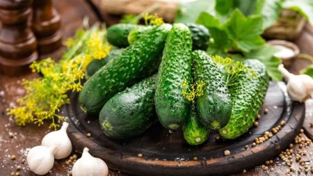 Будуть готові вже за добу: найшвидший рецепт малосольних огірків