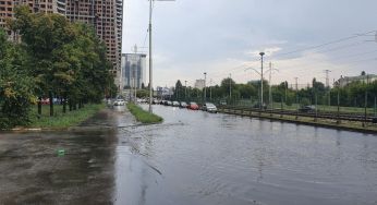 Київ знову “плаває” та бʼє “фонтанами”: негода наробила лиха у столиці
