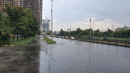 Київ знову “плаває” та бʼє “фонтанами”: негода наробила лиха у столиці