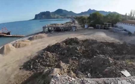 “Людей немає, все забито дошками”: який вигляд має колись курортний Коктебель