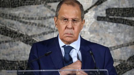 “Орден Жеребця”: у мережі насміхаються над Лавровим через його новий орден з Африки