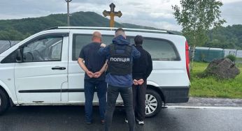 Заселяв у себе ухилянтів та підвозив до кордону: на Закарпатті затримали власника готелю