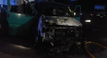 Працювати групою: у Дніпрі спалили автомобіль військових (фото)