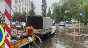 Вулиці Києва під водою, автівки втоплені, громадський транспорт затримується: що відбувається в столиці