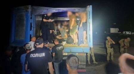 Це новий рекорд для ухилянтів: на кордоні зловили фуру, забиту мужиками з 12 областей – відео