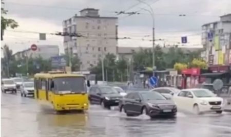 Дороги перетворились на річки: Київ накрила сильна злива. Відео