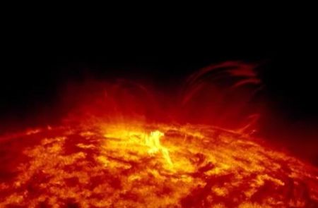 Сонце готує новий удар по Землі: до чого призведе черговий спалах енергії