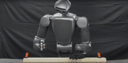 Робота-гуманоїда навчили точно забивати цвяхи: чим він може бути корисний (відео)