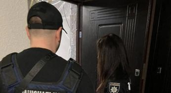 Фотографують та беруть відбитки пальців: шахраї обкрадають домівки під виглядом поліцейських
