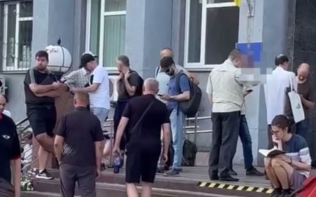 Час для оновлення даних спливає: у Києві під ЦНАПами утворилися шалені черги