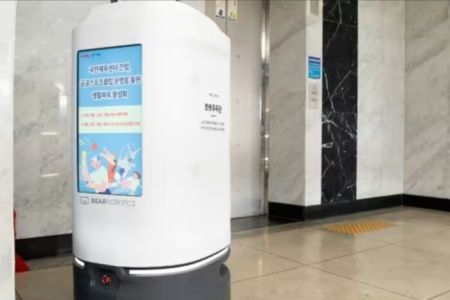 У Південній Кореї робот вчинив самогубство через рік роботи в мерії