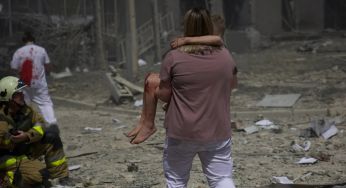 Це до сліз: на розбиранні завалів “Охмадиту” помітили ветерана з протезом