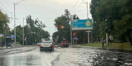 Води по коліно: у Києві пройшла сильна злива з грозою, вулиці затопило (відео)