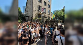 Стоять з 3:30 і втрачають документи: що відбувається у чергах до ТЦК Києва (відео)