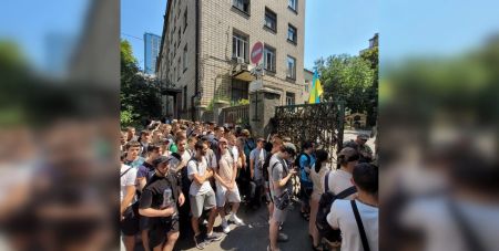 Стоять з 3:30 і втрачають документи: що відбувається у чергах до ТЦК Києва (відео)