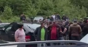 На Івано-Франківщині місцеві жителі перекрили дорогу та заблокували роботу ТЦК (відео)