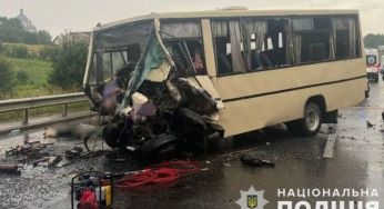 У Львівській області автобус зіткнувся з автопоїздом: багато загиблих (фото)