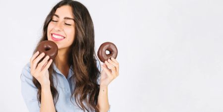 У який час найкраще їсти солодощі, щоб не гладшати, — дієтолог