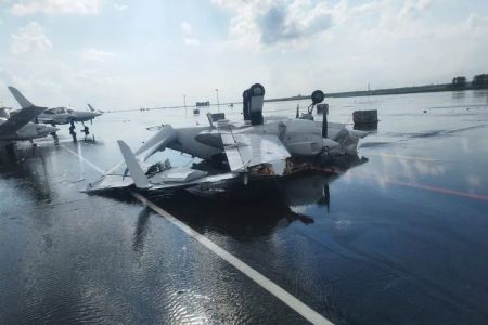 У російському Нижнєкамську смерч розкидав літаки по аеропорту