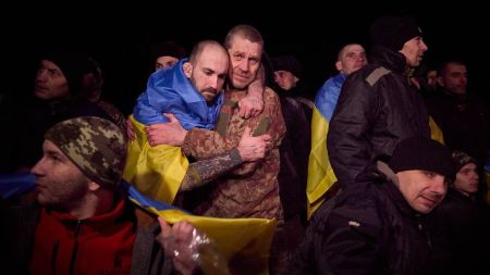 Україна та РФ планують провести великий обмін полоненими – Bloomberg