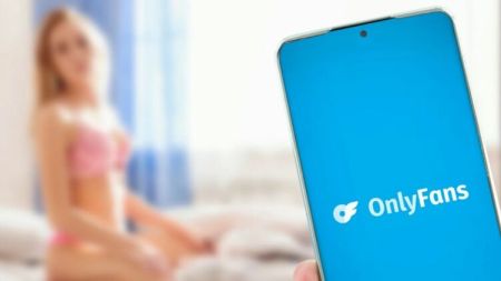 У Києві поліцейські 19 разів купували фото і відео у моделі OnlyFans, щоб довести її провину