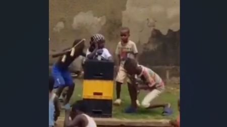 Точна пародія. З’явилося відео, як в Африці діти грають у замах на Трампа