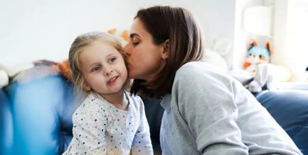 В українців за кордоном масово вилучають дітей: стали відомі причини