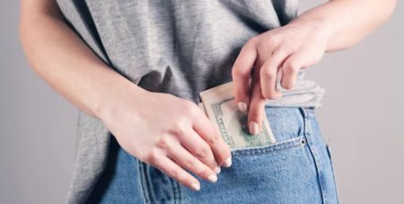 Названа історична причина, чому в жіночих штанах немає великих кишень