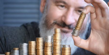 Які виплати можуть отримувати працюючі пенсіонери: у ПФУ озвучили суми