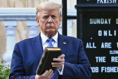 Трамп заробив сотні тисяч доларів на продажі Біблії – The New York Times