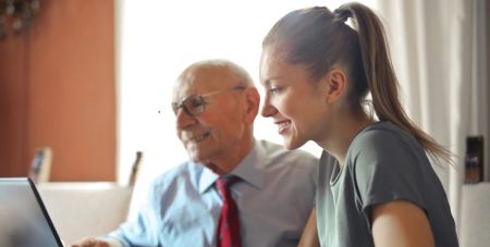 Українські пенсіонери за кордоном можуть втратити виплати: як цього уникнути