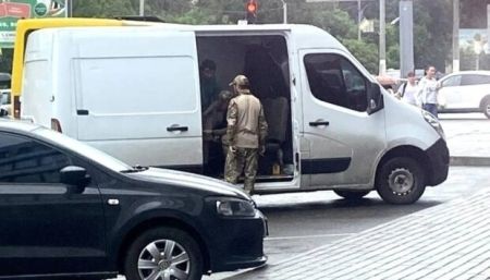 ТЦК не має повноважень “бусифікувати” чоловіків: юристи відповіли, що робити у разі затримання